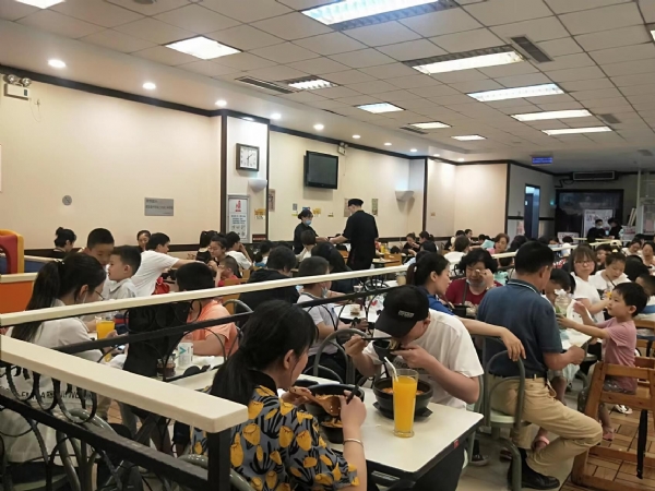 康德專注于食品調(diào)味料已十八年有余，一直注重出品的安全、穩(wěn)定，強調(diào)給商家?guī)韽N師便捷,出品穩(wěn)定，減少能耗，安全有保障！歡迎有意合作老板質(zhì)詢來工廠考察！